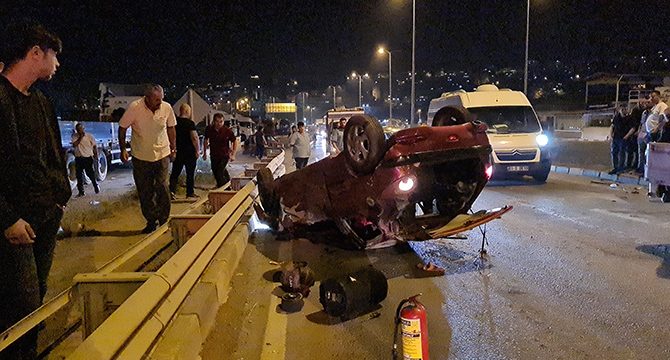 Alaplı’da elektrik direğine çarpan araç takla attı
