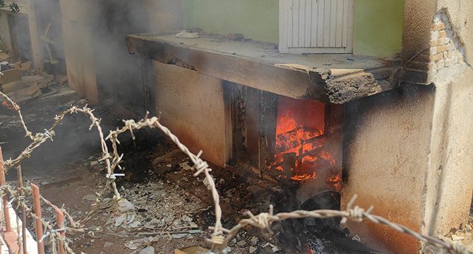 Antalya'da bir binanın girişinde çıkan yangın hasara neden oldu
