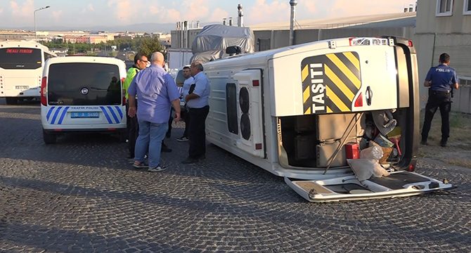 Bursa'da 2 servis minibüsü çarpıştı: 8 işçi yaralı