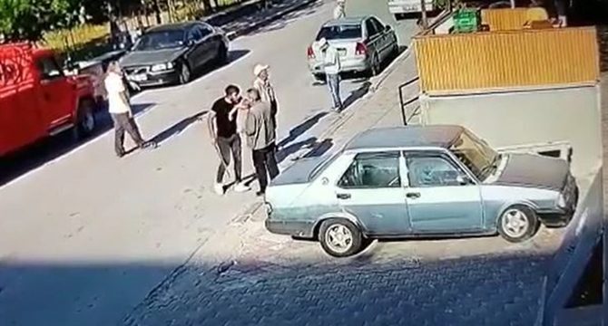Döner bıçaklı maganda sokak ortasında terör estirdi