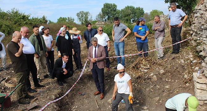 Bizans döneminin izlerini taşıyan Harmantepe Kalesi'nde kazı çalışmaları sürüyor