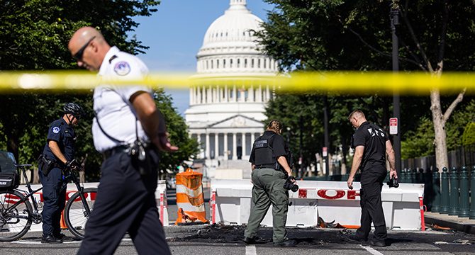 ABD'de garip olay: Kongre binasına çarptı, polisi görünce kendini vurdu