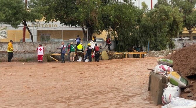 Meksika'yı fırtına vurdu: İkisi çocuk üç kişi öldü