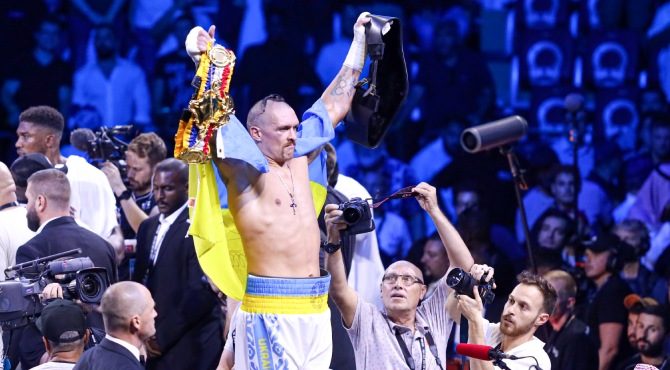 Ukraynalı boksör Usyk unvanlarını korudu