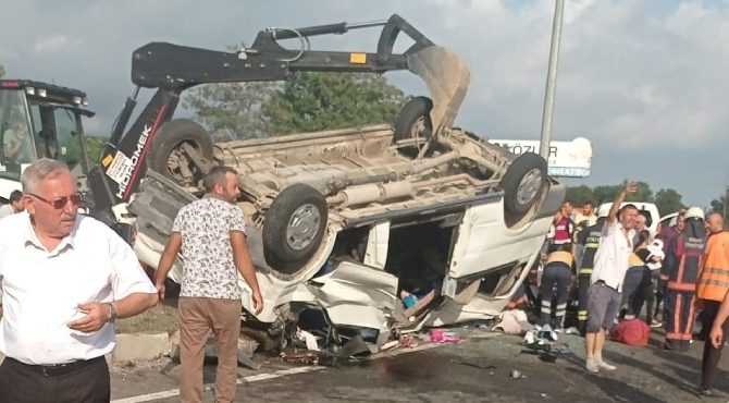Minibüs ile hafif ticari araç çarpıştı: 20 kişi yaralandı