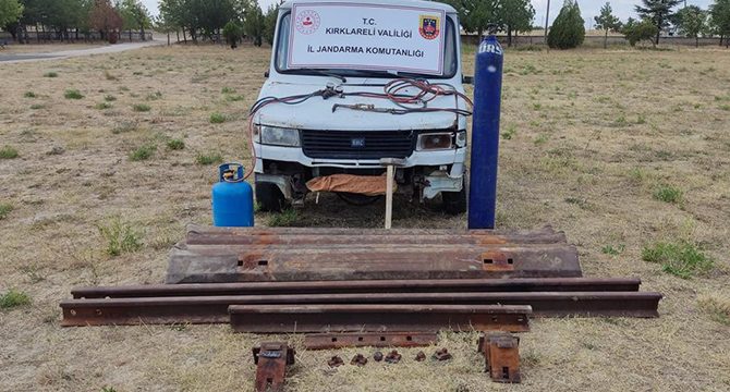 Kırklareli'nde tren raylarını çaldıkları iddiasıyla 5 şüpheli yakalandı