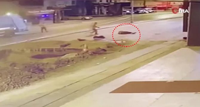 Motosikletli kurye yol çalışmasında açılan çukura düştü