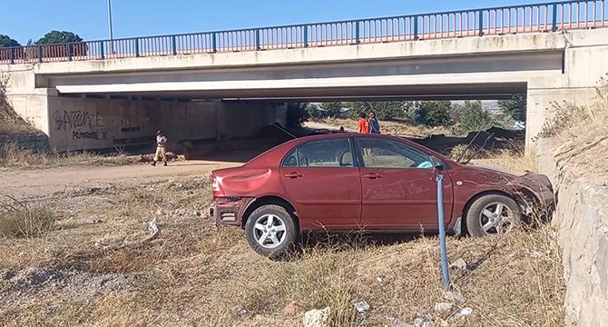 Otomobil köprüden uçtu, sürücü ağır yaralandı