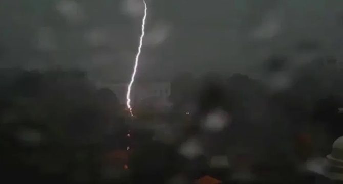 Beyaz Saray'ın yanına yıldırım düştü: 4 yaralı