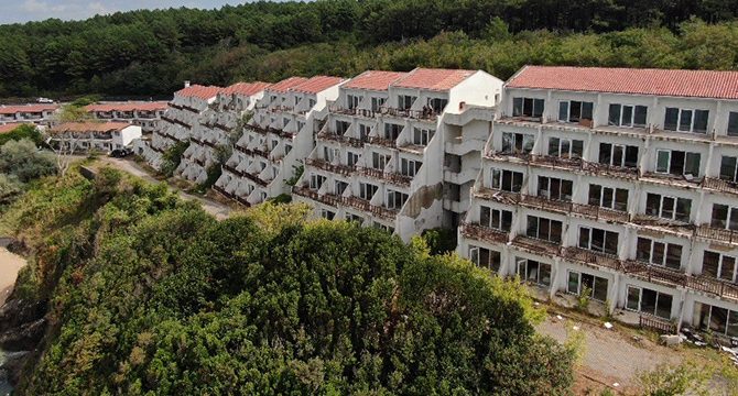 Firari Galip Öztürk'ün oteli yağmalandı