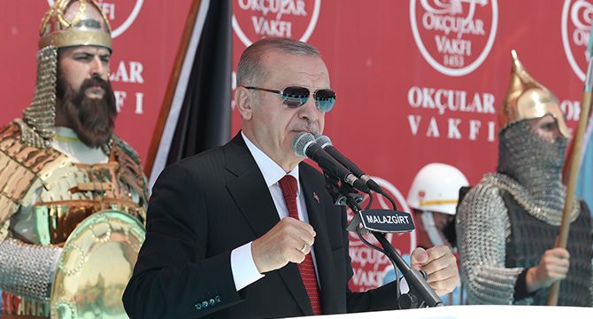 Erdoğan: Malazgirt milletimizle birlikte, tüm İslam dünyasının bir zaferidir
