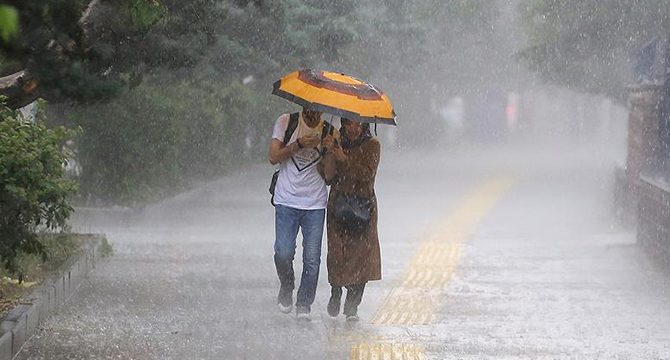 Uyarılar peş peşe geliyor! İstanbul'da kuvvetli sağanak yağış