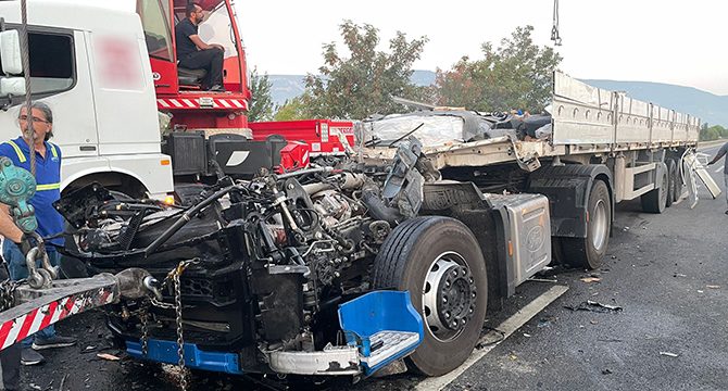 İzmir'de kabini kopan tırın sürücüsü hafif yaralandı