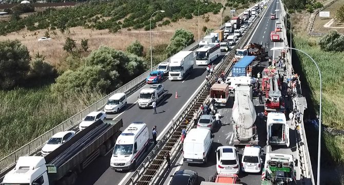 TEM'de TIR devrildi: Otoyolun Edirne istikameti kapandı