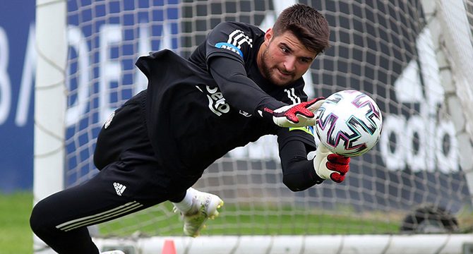 Beşiktaş, kaleci Ersin Destanoğlu ile sözleşme yeniledi