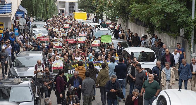 Tunceli'de toplanan bir grup madencilik projelerine tepki gösterdi