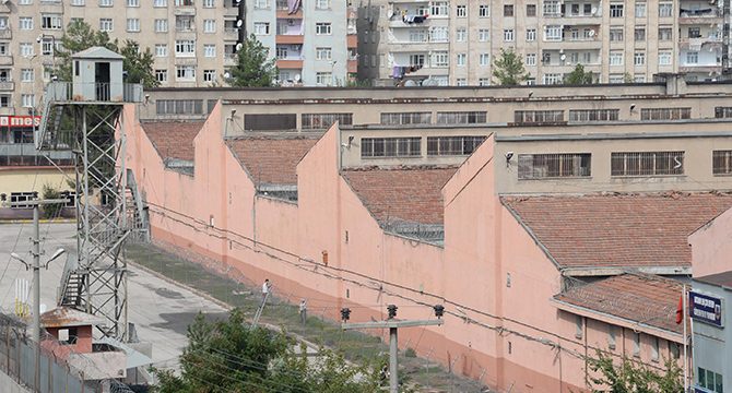 Diyarbakır E Tipi Cezaevi boşaltılıyor! Tutuklu ve hükümlüler nakledildi
