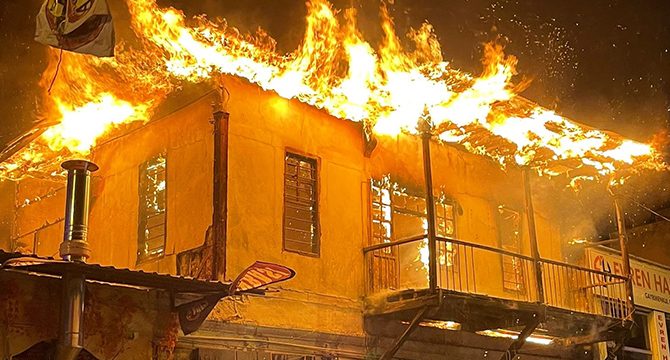 Adana Kozan'da iki katlı binada yangın