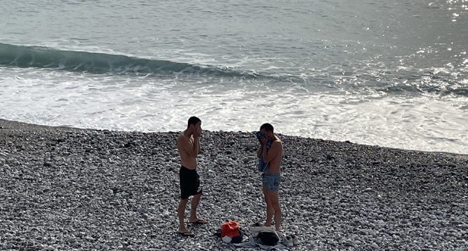 Antalya'da vatandaşlar ve turistler kış ortasında denize girdi