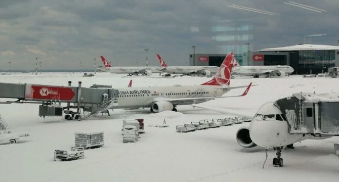 İstanbul'a kar geliyor! Uçak seferleri iptal edildi