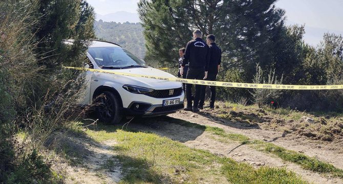 Ormanda, otomobilinde pompalı tüfekle vurulmuş cesedi bulundu