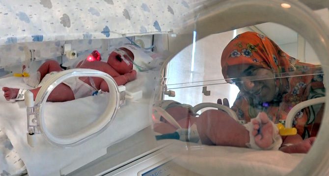 Enkaz altından çıkarılan Fidan, bir gün sonra doğum yaptı