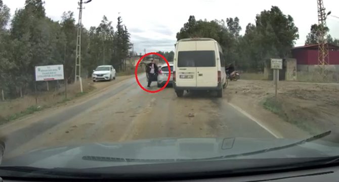 Trafikte önünü kestiği minibüsün şoförüne silah çekti