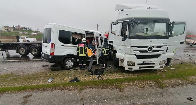 Batman'da minibüs ile TIR çarpıştı: Ölü ve yaralılar var