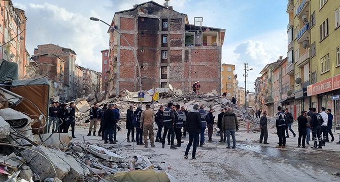 Malatya’da 6 katlı bina çöktü