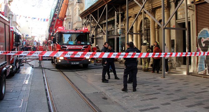 İstiklal Caddesi'nde restorandaki yangın kiliseye sıçradı