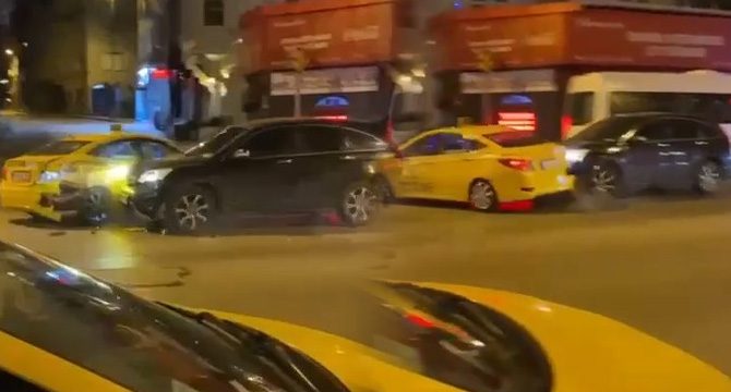 Taksiyle kaçan kadını durdurmak isteyen kişi dehşet saçtı
