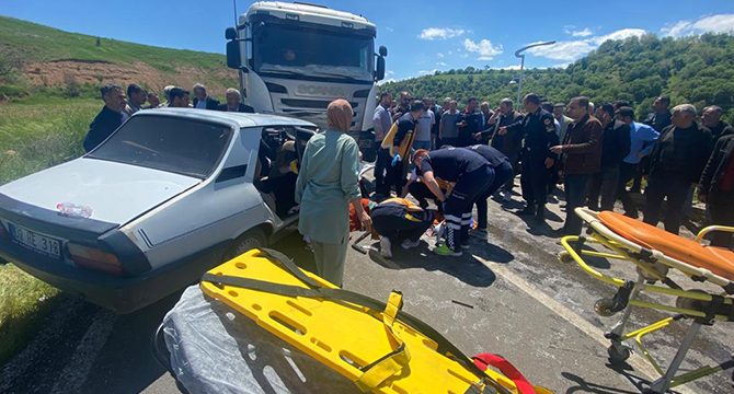 Adıyaman'da çarpışan kamyon ve otomobildeki 5 kişi yaralandı