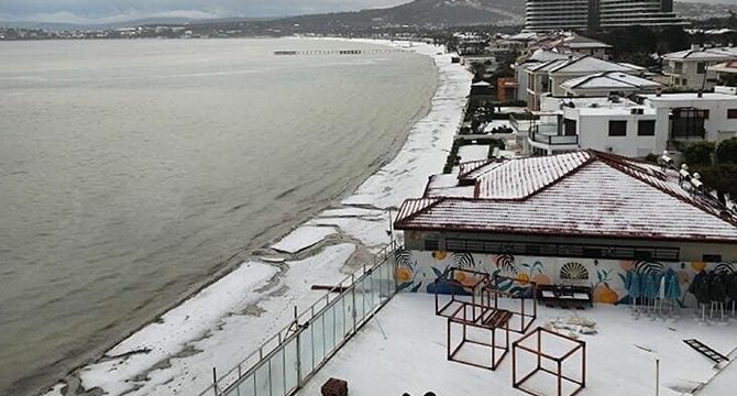 Dolu yağışı İzmir'i beyaza bürüdü