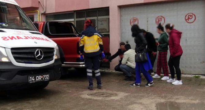 Genç kızı tacizle suçladıkları şüpheliyi dövdüler