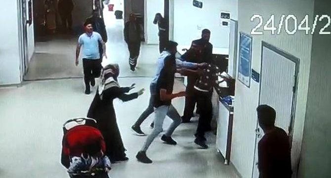 Hemşirelere tekme ve yumruklu saldırı