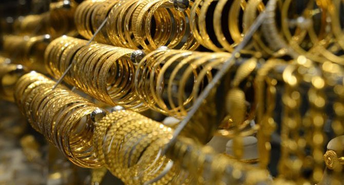 İki çocuk 4 milyon liralık altın bulunan çantayı çaldı