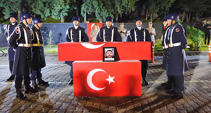 Kayalıklardan düşen güvenlik korucusu şehit oldu