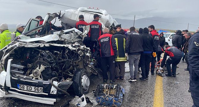 Sivas’ta minibüs ile tır çarpıştı: 4 kişi hayatını kaybetti