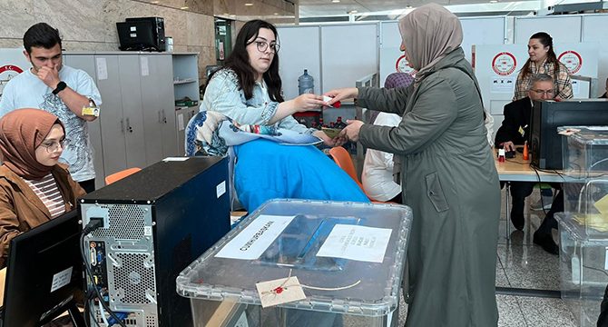 Yurt dışı yine rekor kırdı: Oy verme işlemi tamamlandı