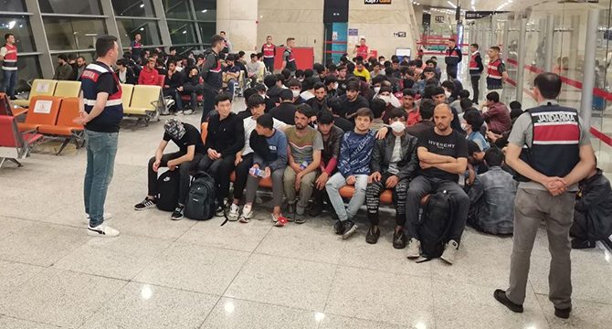 Göç İdaresi: 42 bin 685 düzensiz göçmen sınır dışı edildi