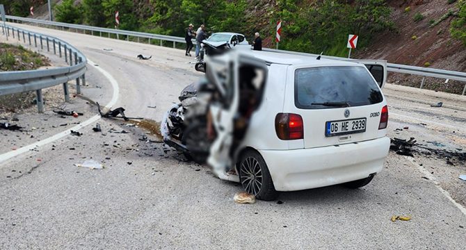 Ankara'da otomobiller kafa kafaya çarpıştı; 3 ölü, 4 yaralı