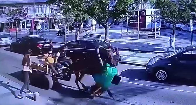 At arabasının yayaya çarptığı kaza kamerada