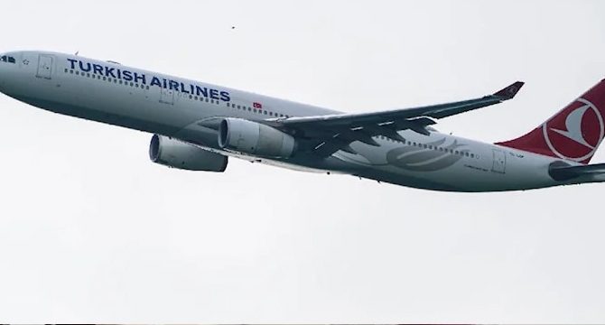 Uçakta fenalaşan 11 yaşındaki çocuk hayatını kaybetti