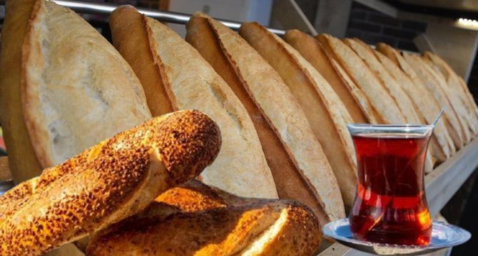 Emekliler bayrama çay ve simit ile girdi: "Ne tatlı alabildik ne de çikolata!"