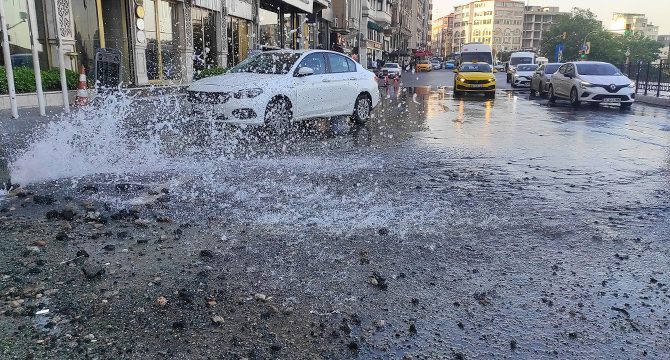 Beyoğlu'nda su borusu patladı