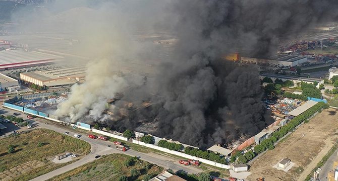 Manisa'daki fabrika yangını saatlerdir söndürülemiyor