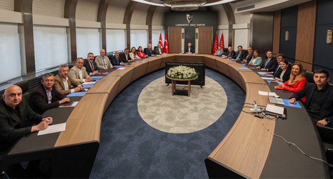 CHP'de MYK üyelerinin tamamı istifa etti