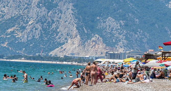 Antalya'da sıcaklık arttı: Sahil doldu