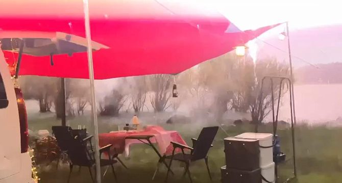 Yıldırım düşme anı kampçıların kamerasına yansıdı