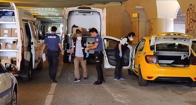 Zeytinburnu'nda şoför takside ölü bulundu